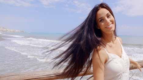 Mujer-Feliz-En-La-Barandilla-Con-El-Pelo-Soplado-Por-Aire