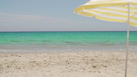 Sonnenschirm-An-Einem-Sonnigen-Tropischen-Strand