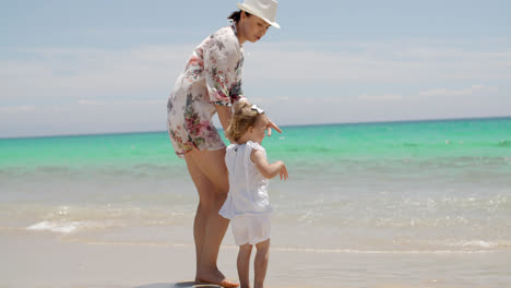 Mamá-E-Hija-Disfrutando-En-La-Playa-En-Verano