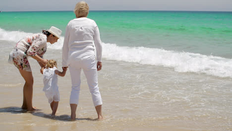 Abuela-Mamá-Y-Niña-Jugando-En-La-Playa