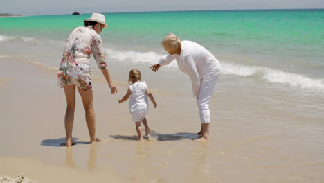 Niña-Disfrutando-En-La-Playa-Con-Mamá-Y-Abuela