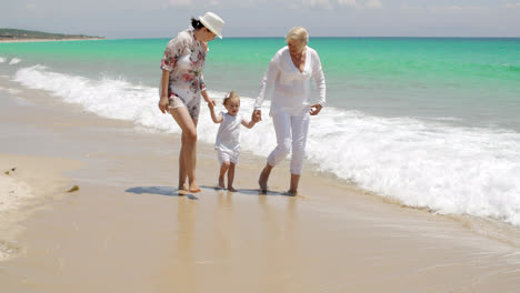 Abuela-Mamá-Y-Niña-Caminando-En-La-Playa