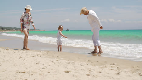 Abuela-Mamá-Y-Niña-En-Vacaciones-De-Verano-En-La-Playa