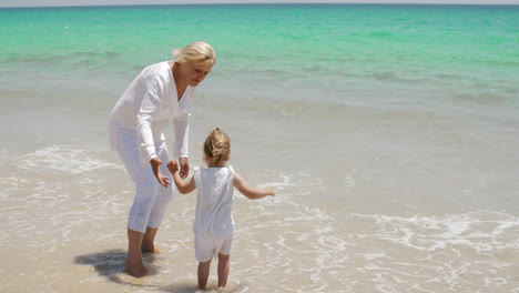 Großmutter-Und-Kleines-Mädchen-Genießen-Am-Strand