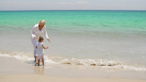 Großmutter-Und-Enkelin-Am-Meer