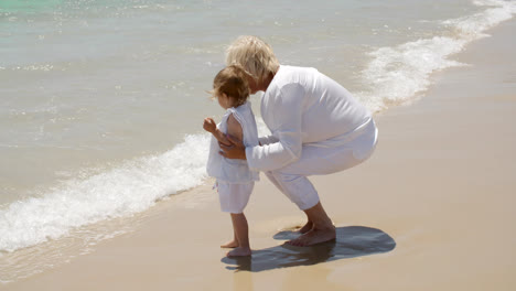 Abuela-Y-Niña-Divirtiéndose-En-La-Playa