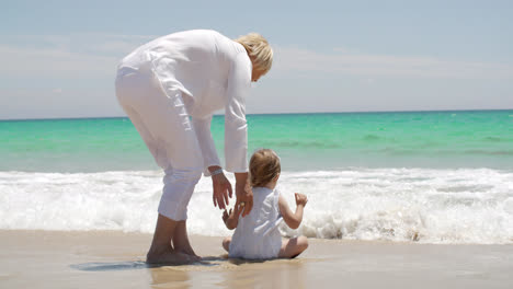 Mutter-Und-Kleines-Mädchen-Genießen-Strand-Wasser-Planschen