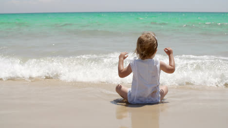 Süßes-Kleines-Mädchen-Genießt-Das-Meer