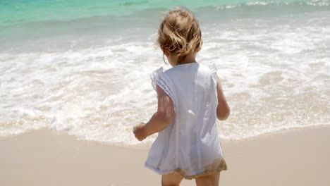 Niña-Rubia-Disfrutando-En-La-Playa-En-Verano