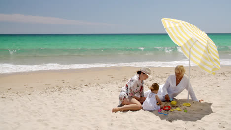 Abuela-Mamá-Y-Niña-Jugando-En-La-Arena-De-La-Playa