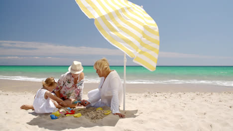 Familie-Hat-Tolle-Zeit-Am-Strand