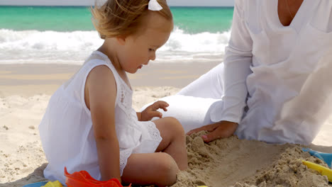 Kleines-Mädchen-Spielt-An-Einem-Tropischen-Strand