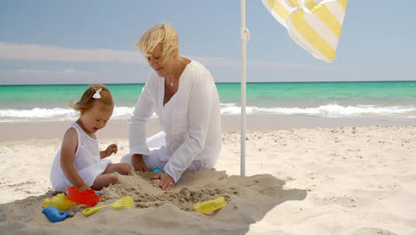 Oma-Und-Kleines-Mädchen-Verbringen-Zeit-Am-Strand