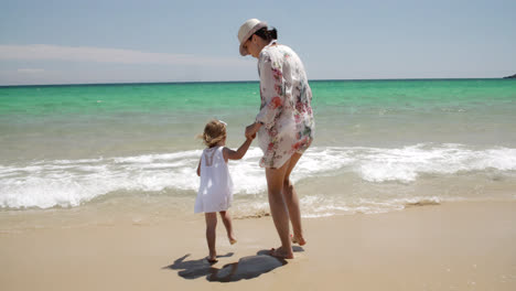 Mutter-Und-Tochter-Genießen-Den-Strand-Im-Sommer