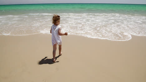 Kleines-Mädchen-Vergnügt-Sich-Am-Meer