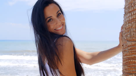 Mujer-En-La-Playa-Sonriendo-Sobre-Su-Hombro