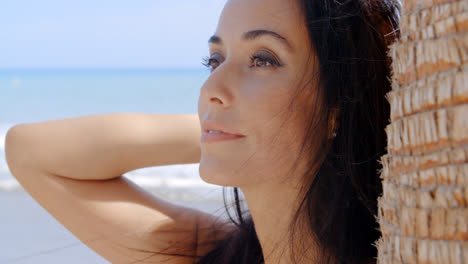 Hermosa-Mujer-En-La-Playa-Mirando-A-Lo-Lejos