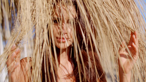 Mujer-Sexy-Escondida-Detrás-De-Una-Sombrilla-De-Playa