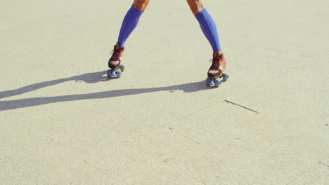 Cerca-De-Niña-Montando-Patines