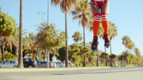 Una-Chica-Con-Pantalones-Cortos-Saltando-Sobre-Patines