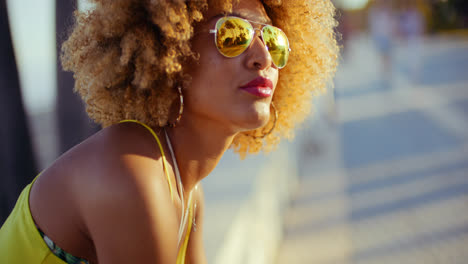 Chica-Sensual-Con-Afro-Descansando-En-El-Paseo-Marítimo