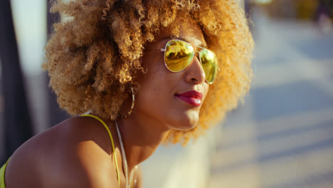 Lächelndes-Mädchen-Mit-Afro,-Das-Auf-Der-Promenade-Ruht