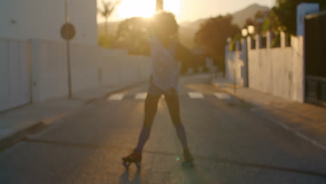 Chica-En-Patines-Al-Atardecer