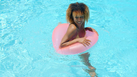 Joven-Feliz-Disfrutando-De-La-Piscina