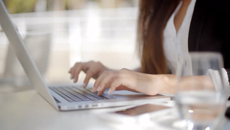 Mujer-De-Negocios-Escribiendo-En-Una-Computadora-Portátil