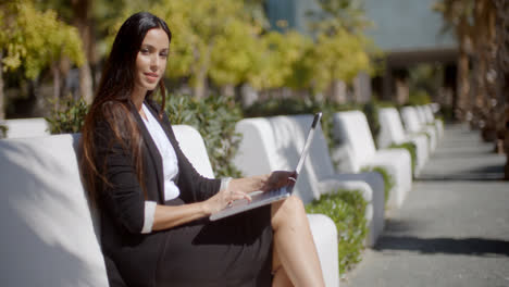 Junge-Frau-Arbeitet-An-Einem-Laptop-Im-Park