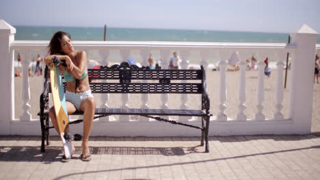 Sexy-Mujer-Joven-Descansando-En-Su-Patineta