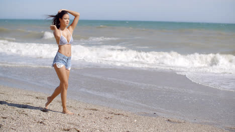 Ziemlich-Sexy-Junge-Frau-An-Einem-Tropischen-Strand