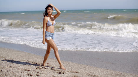 Mujer-Joven-Muy-Sexy-En-Una-Playa-Tropical