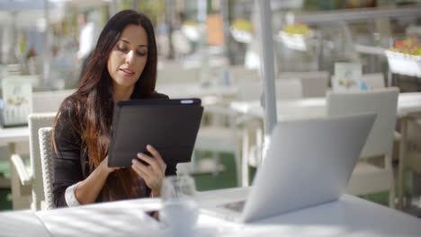 Attraktive-Geschäftsfrau-Mit-Einem-Tablet-PC