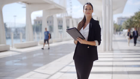 Elegant-businesswoman-on-a-seafront-promenade