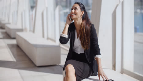 Young-businesswoman-talking-on-her-smartphone