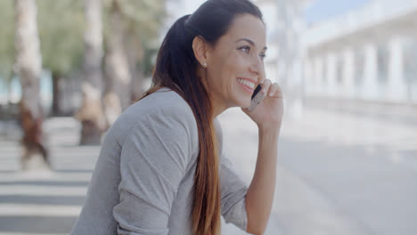 Mujer-Joven-Relajada-Hablando-Por-Su-Móvil