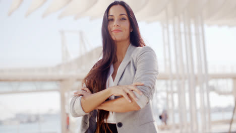 Mujer-Atractiva-Y-Segura-Con-Cabello-Largo-Y-Castaño.