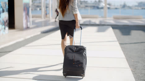 Woman-traveler-in-an-urban-street