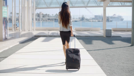 Woman-traveler-in-an-urban-street