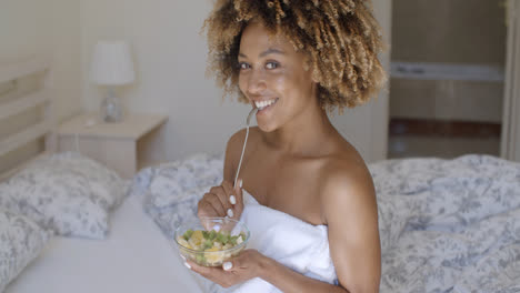 Mujer-Joven-En-La-Cama-Comiendo-Ensalada-De-Verduras