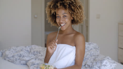 Mujer-Joven-En-La-Cama-Comiendo-Ensalada-De-Verduras