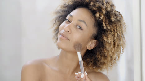 Mujer-Joven-Poniendo-Maquillaje