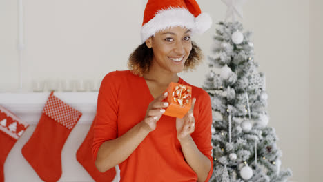 Encantadora-Joven-Sosteniendo-Un-Regalo-De-Navidad