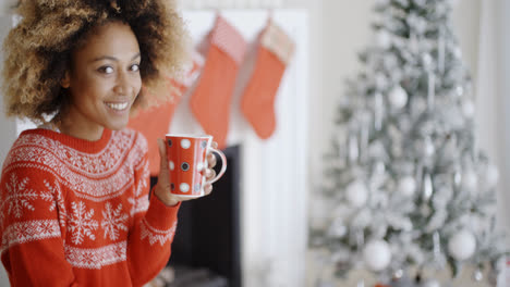 Mujer-Sonriente-Bebiendo-Una-Taza-De-Café-De-Navidad