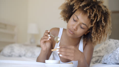 Mujer-Disfrutando-Del-Desayuno-En-La-Cama