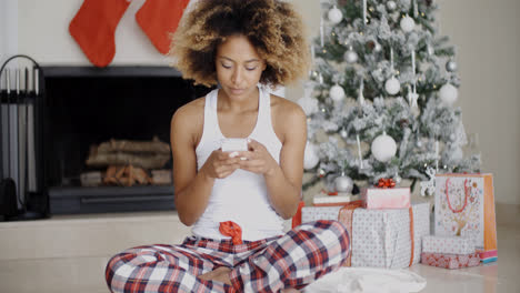 Mujer-Joven-Enviando-Un-Mensaje-De-Navidad