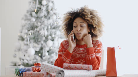 Joven-Mujer-Chateando-En-Su-Móvil-En-Navidad