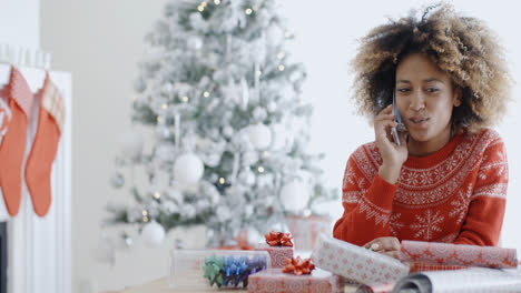 Junge-Afrikanische-Frau-Geschenke-Verpacken-Zu-Weihnachten