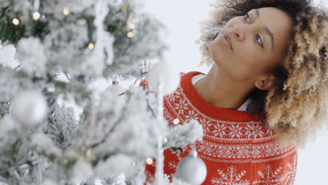 Hübsche-Junge-Frau,-Die-Einen-Weihnachtsbaum-Schmückt